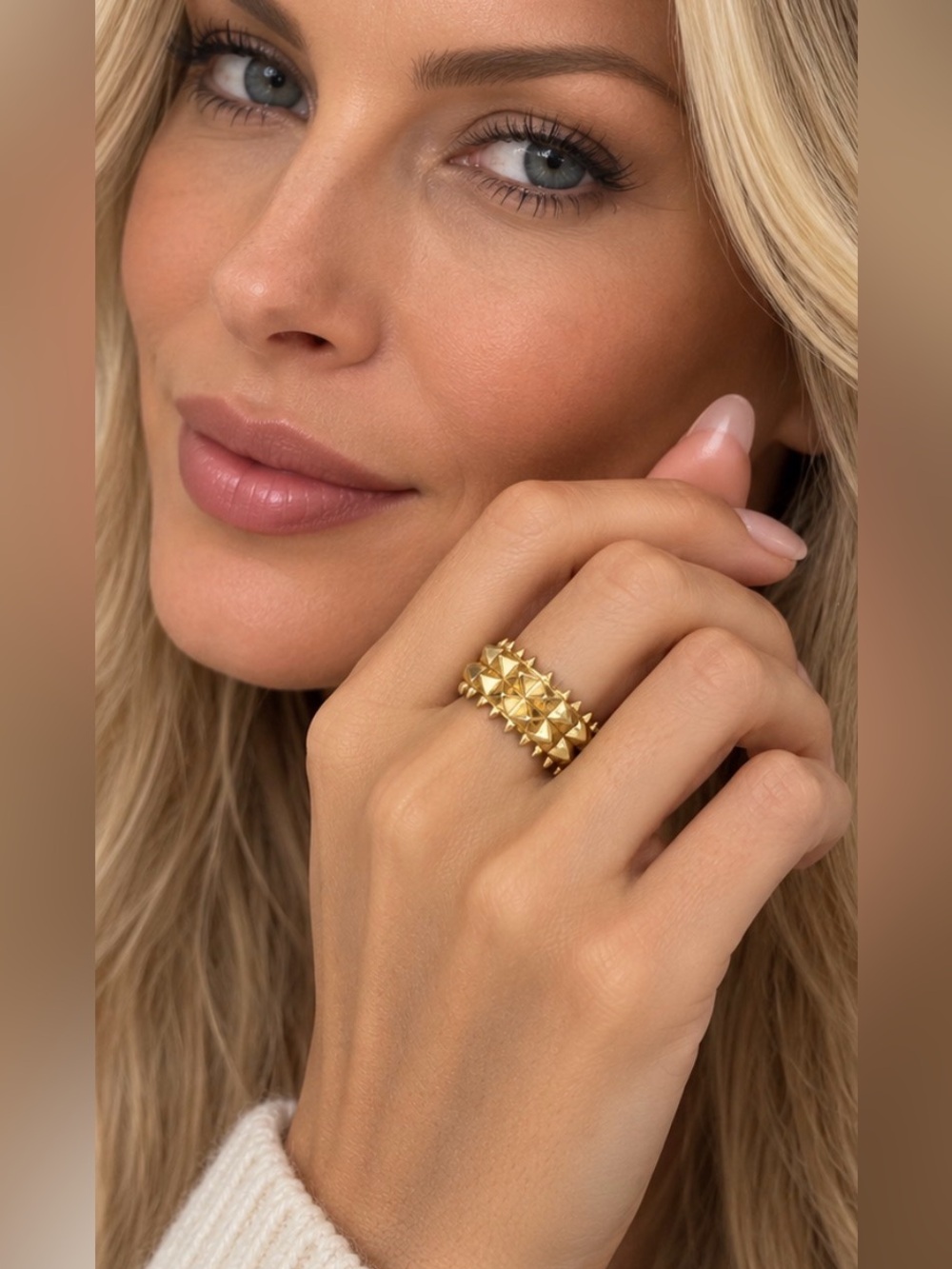 18K Yellow Gold Pyramid Stud Spike Wide Band Ring – 4.0g – Size 7–7.5